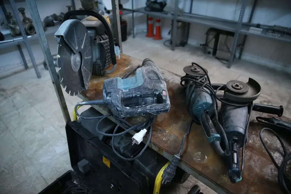 İtfaiye Deprem Anı Ekipmanlarını Saklıyor