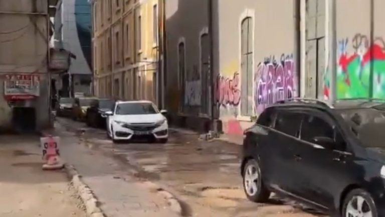 İzmir Alsancak’ta bozuk yollar