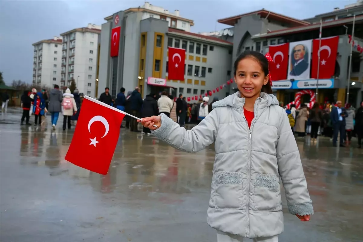 İzmir ve çevre illerde yarıyıl tatili sonrası ilk ders zili çaldı