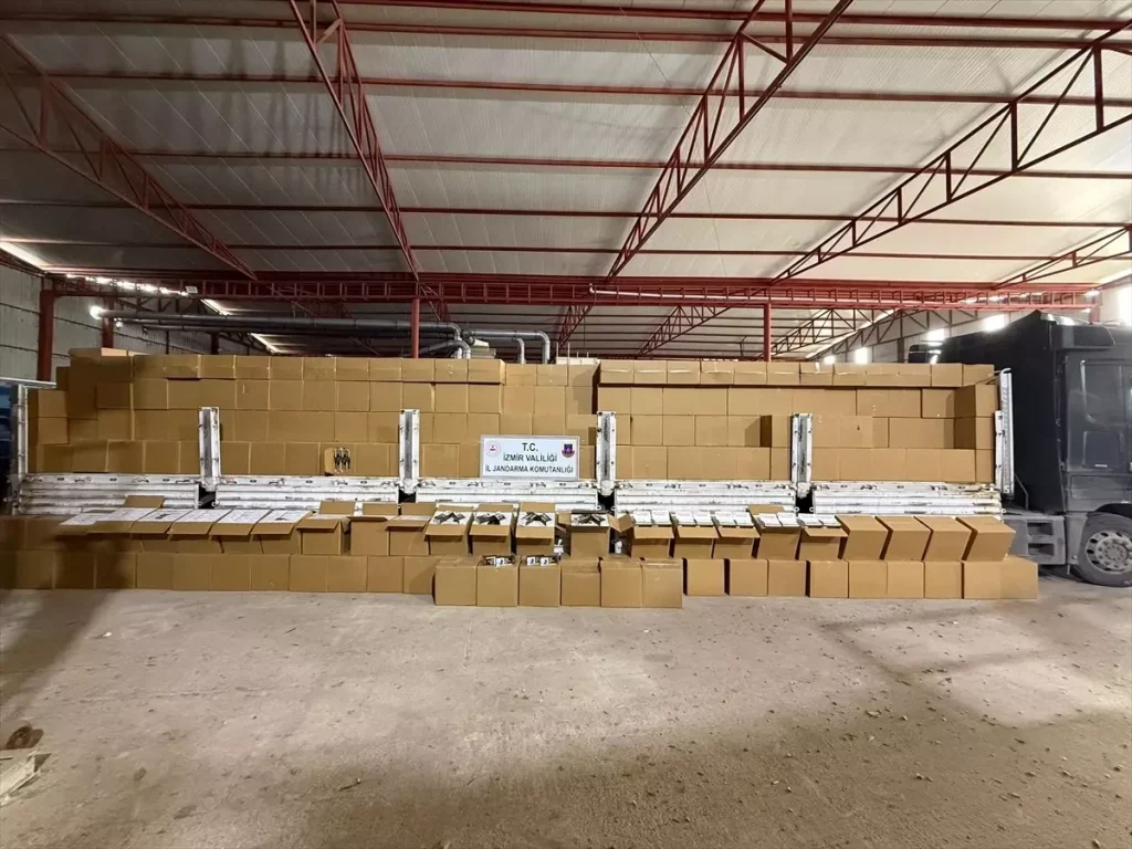 İzmir’de 12 Milyon Makaron Ele Geçirildi