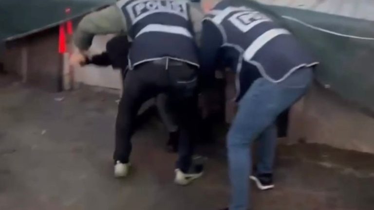 İzmir’de aranan firari öksürünce kümeste yakalandı