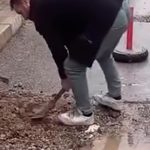 İzmir’de bozuk yolları vatandaşlar onarıyor