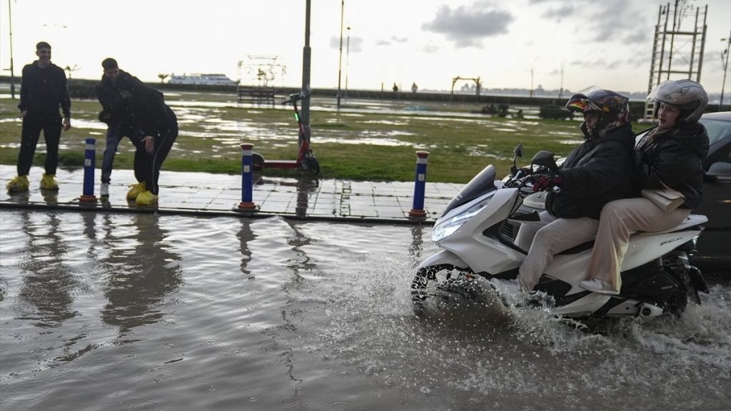 İzmir’de etkili olan sağanak yağışın ardından sokak ve caddeler göle döndü