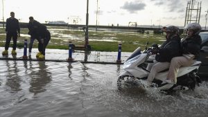 İzmir’de etkili olan sağanak yağışın ardından sokak ve caddeler göle döndü