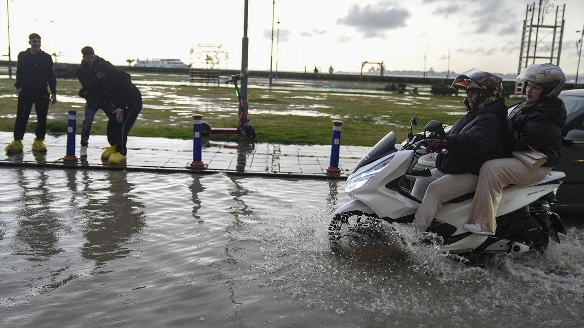 İzmir’de etkili olan sağanak yağışın ardından sokak ve caddeler göle döndü