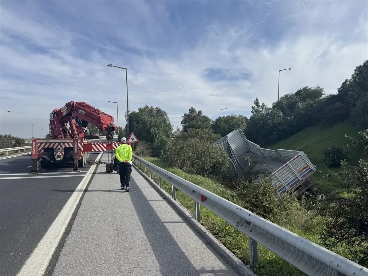 İzmir’de Kamyon Devrildi: 1 Yaralı