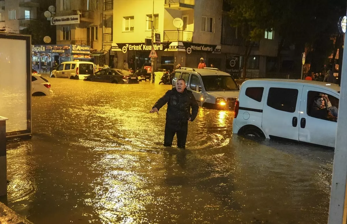 İzmir’de Sağanak ve Fırtına: 577 İhbar