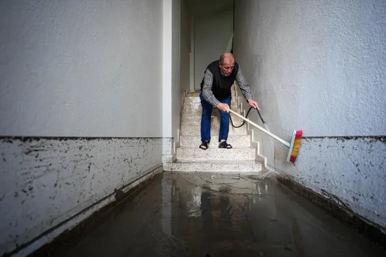 İzmir’de Sel Felaketi: Evler Su Bastı