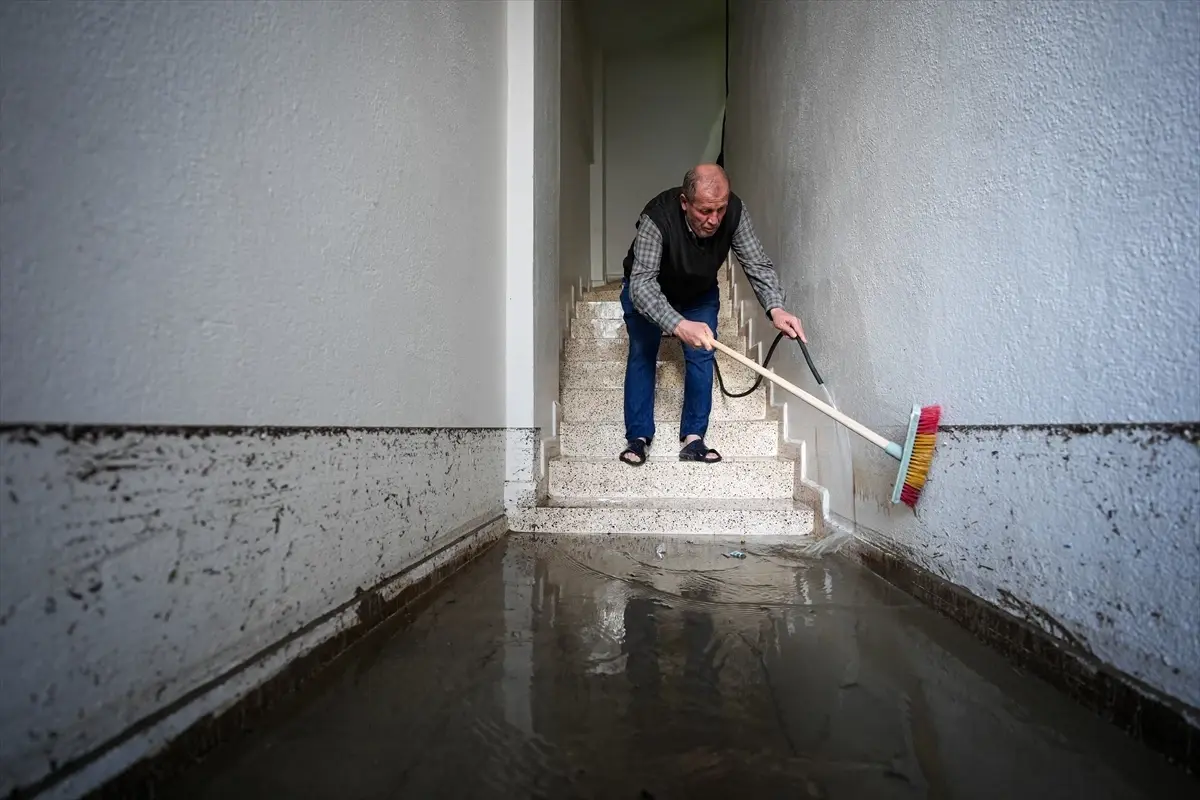 İzmir’de Sel Felaketi: Evler Su Bastı