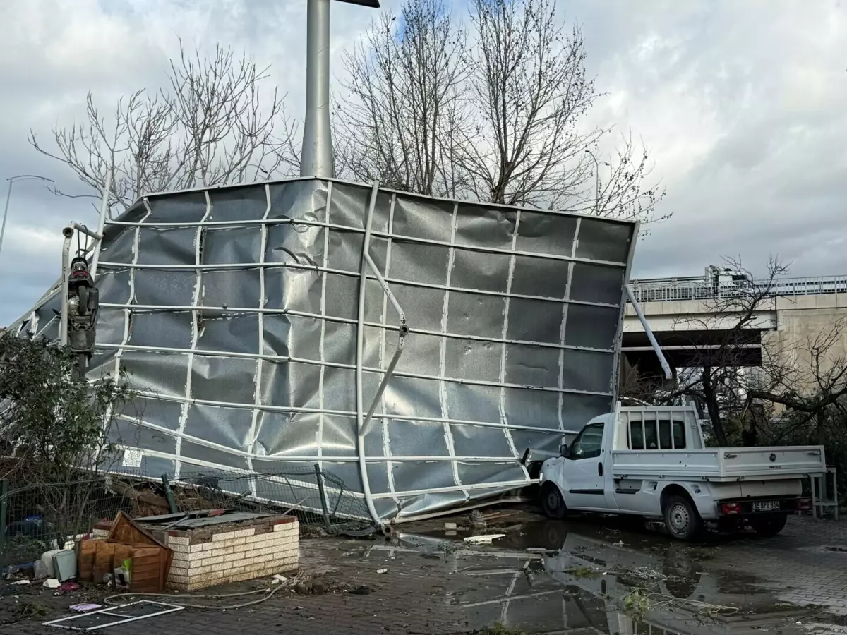 İzmir’de Şiddetli Yağış ve Su Baskınları