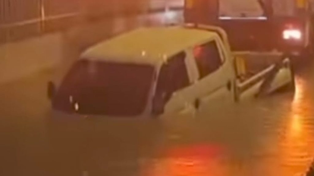 İzmir’de suyla dolan alt geçitte mahsur kalan sürücü boğularak can verdi