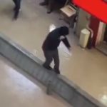 İzmir’de vatandaşlar sağanak sonrası göle dönen caddelerde yürüyemedi