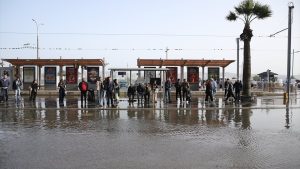 İzmir’de yağmur yine hayatı felç etti: Caddeler nehre dönüştü