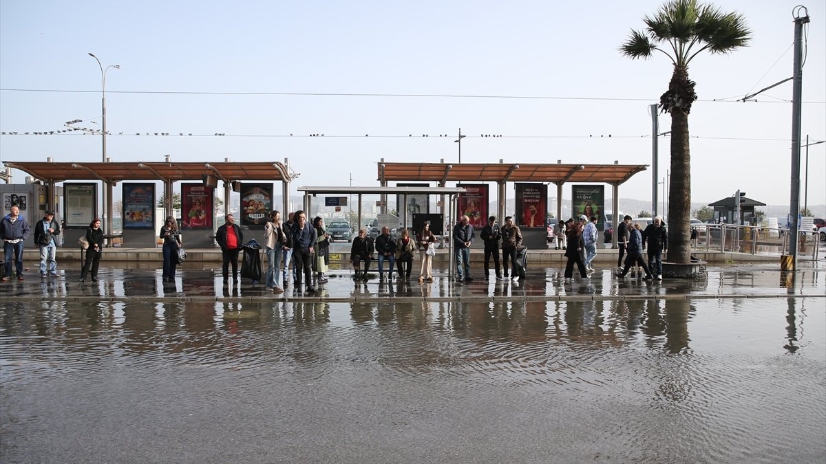 İzmir’de yağmur yine hayatı felç etti: Caddeler nehre dönüştü
