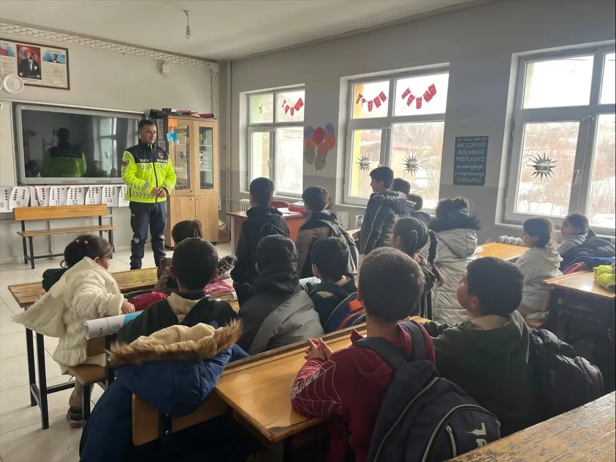 Jandarma Öğrencilere Bilgilendirme Etkinliği Düzenledi