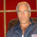 Jeffrey Epstein’in hediye edilen Kabe örtüsünü incelerken çekilmiş fotoğrafı