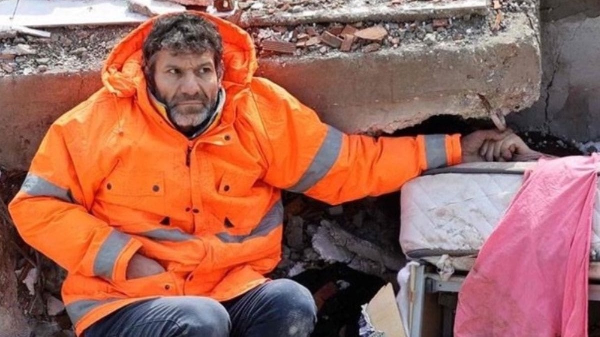 Kahramanmaraş’ta enkaz altında kızının elini tutan depremzededen mezarlık ziyareti