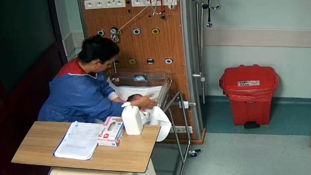 Kahramanmaraş’ta hemşirenin bir başka bebeği daha darbettiği görüntüler ortaya çıktı