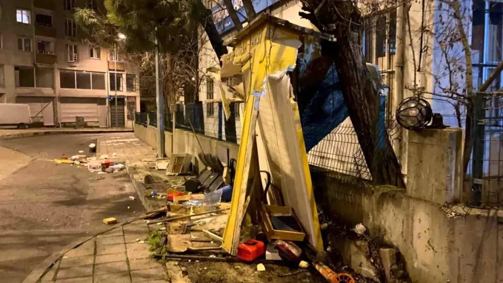 Kamyonet Taksi Durağına Daldı