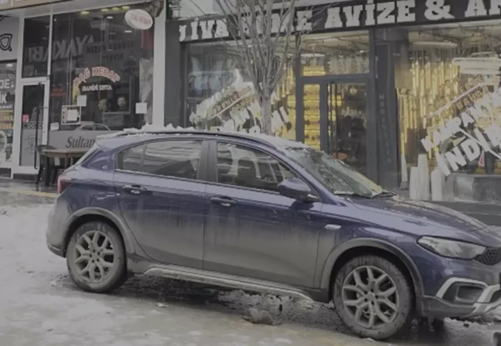 Kar Kütlesi Düşmesi: Bir Yaralı, Bir Araç Hasar Gördü