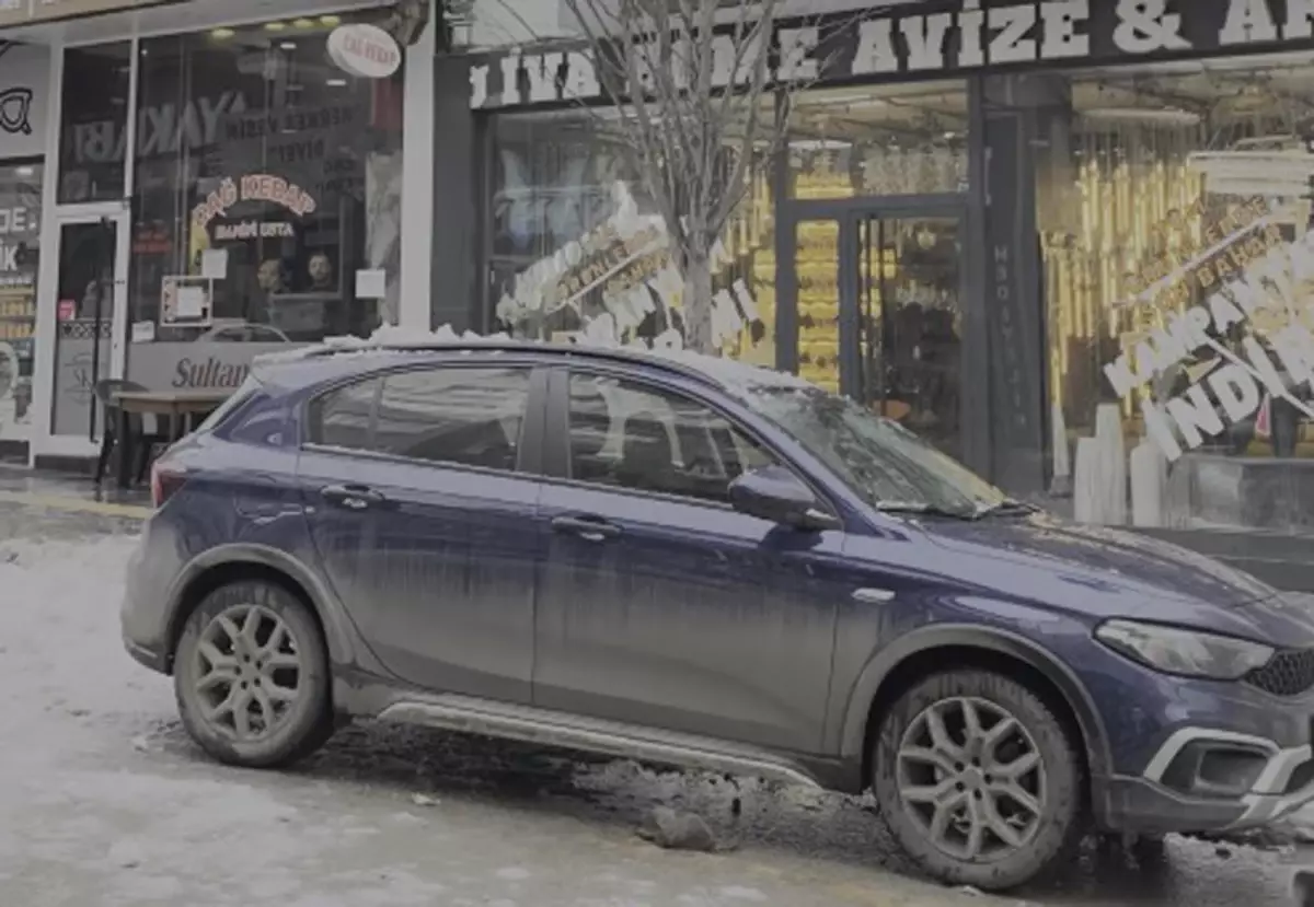 Kar Kütlesi Düşmesi: Bir Yaralı, Bir Araç Hasar Gördü