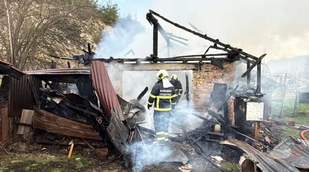 Karabük’te Ahır Yangını: 2 Köpek Hayatını Kaybetti