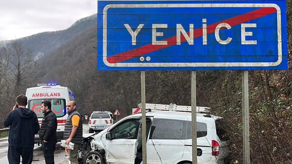 Karabük’te iki otomobilin kafa kafaya çarpıştığı kazada 5 kişi yaralandı