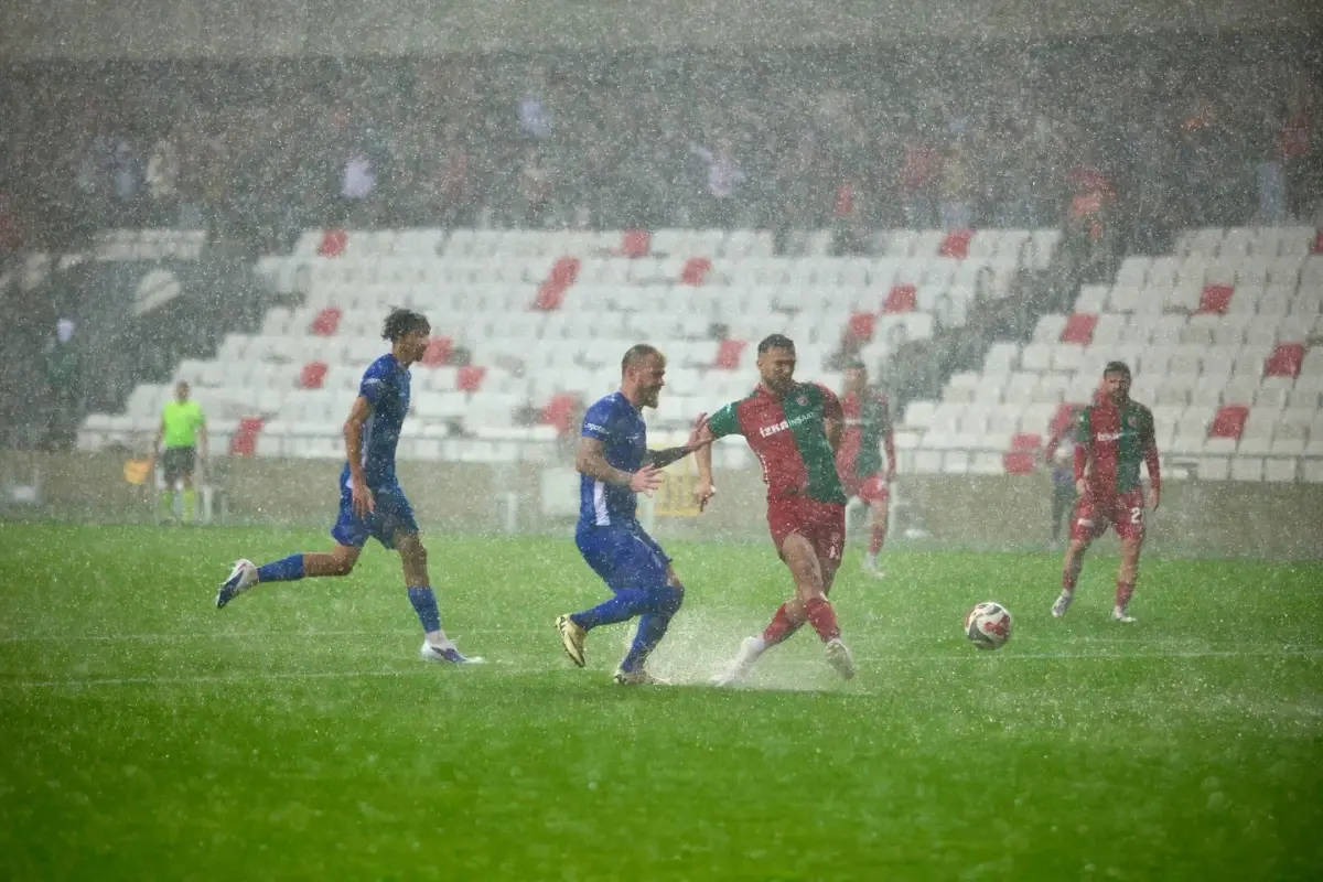 Karşıyaka Yağmur Altında Güldü