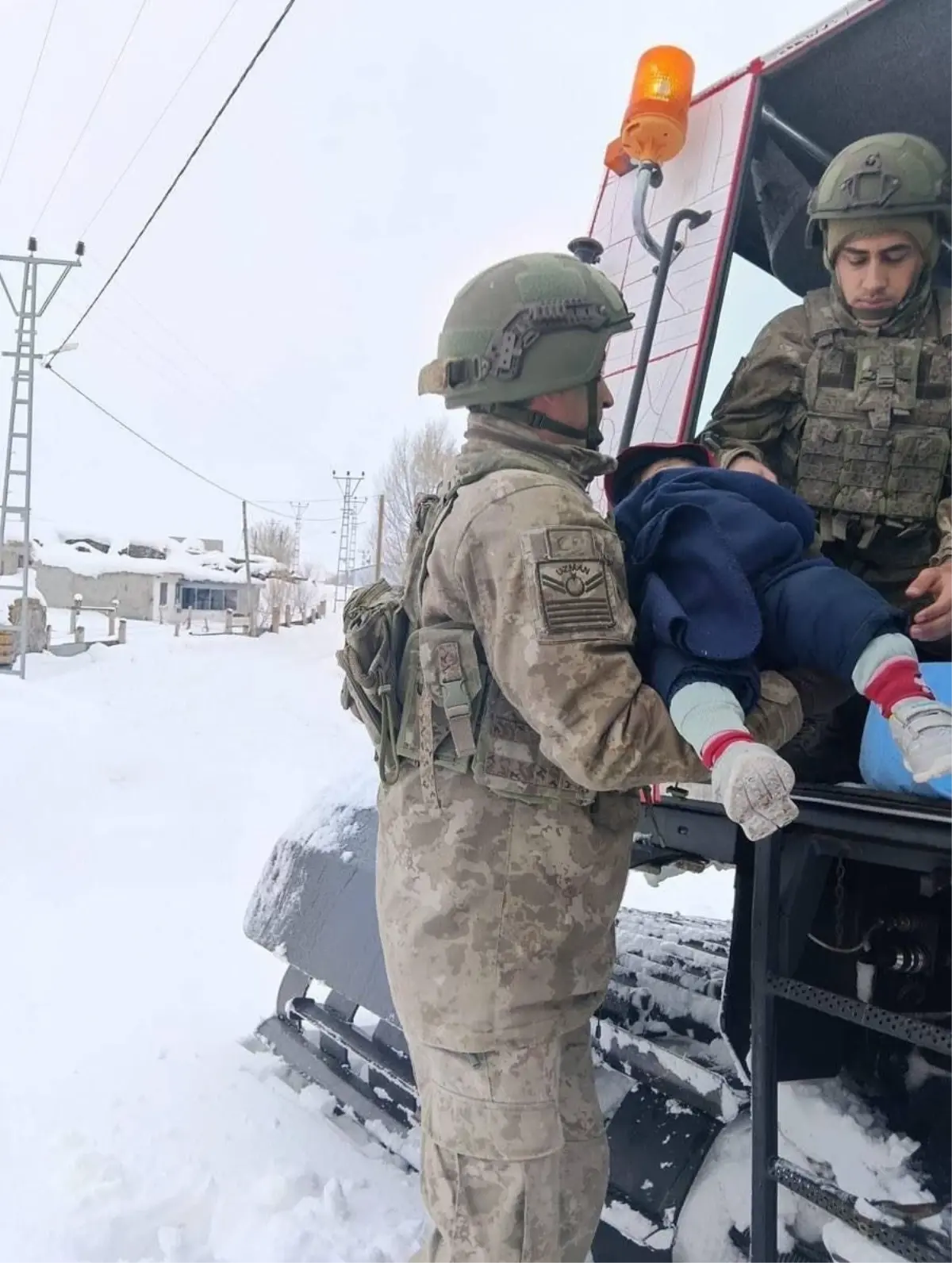 Kars’ta Hasta Çocuklar, Kar Küreme Aracıyla Kurtarıldı