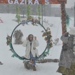 Kars’ta vatandaşlar sokağa çıkarak kar yağışının tadını çıkardı