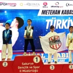 Kartepeli karateciler Sakarya’dan 6 madalyayla döndü