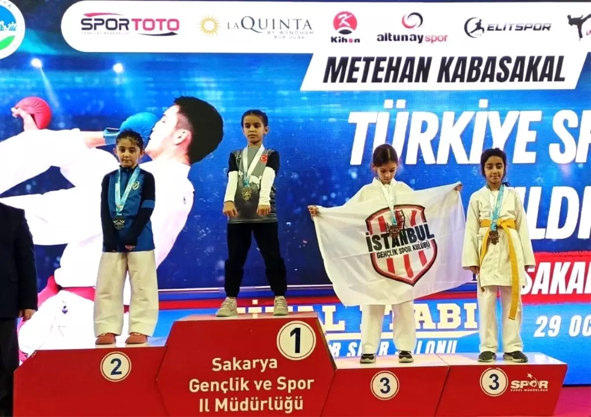 Kartepeli karateciler Sakarya’dan 6 madalyayla döndü