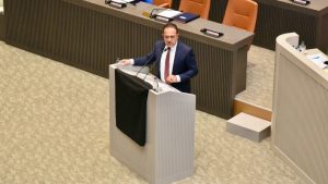 KKTC Meclisi’nde siyah örtü krizi