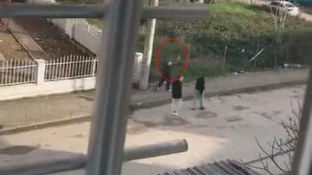 Kocaeli’de elinde silah olan bir çocuk havaya ateş açtı