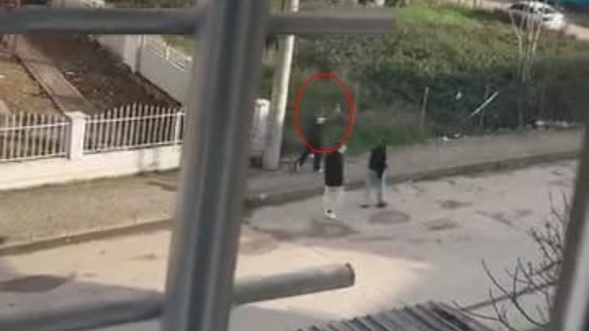 Kocaeli’de elinde silah olan bir çocuk havaya ateş açtı