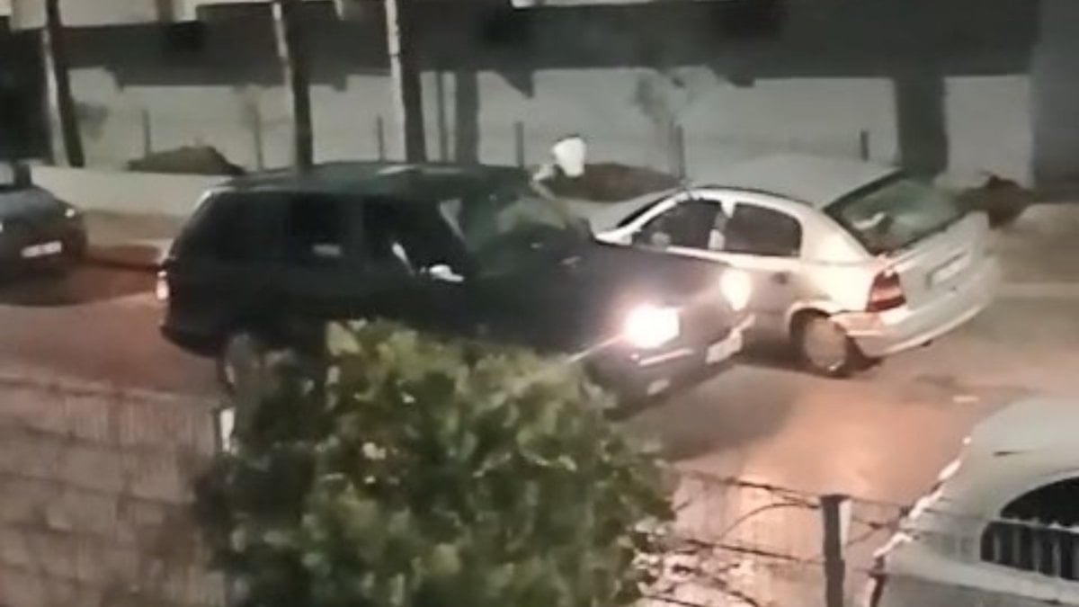 Kocaeli’de önce otomobilin camlarını kırdı sonra ışıklı çiçek buketi fırlattı