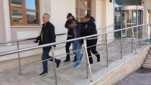 Konya’da 4 evden hırsızlık yaptı: Montundaki fosforlu renk yakasını ele verdi