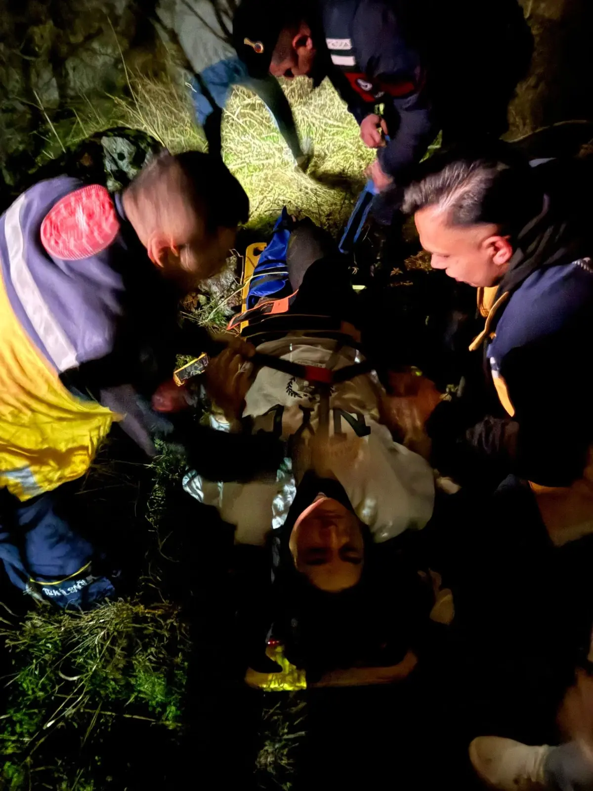 Korkunç olay! 50 metreden düştü, takıldığı ağaçlar hayatını kurtardı