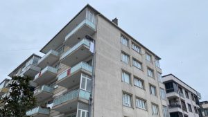 Küçükçekmece’de istinat duvarı çöktü, 6 katlı bina boşaltıldı