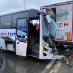 Kurtköy’de midibüs park halindeki TIR’a çarptı; 13 yaralı