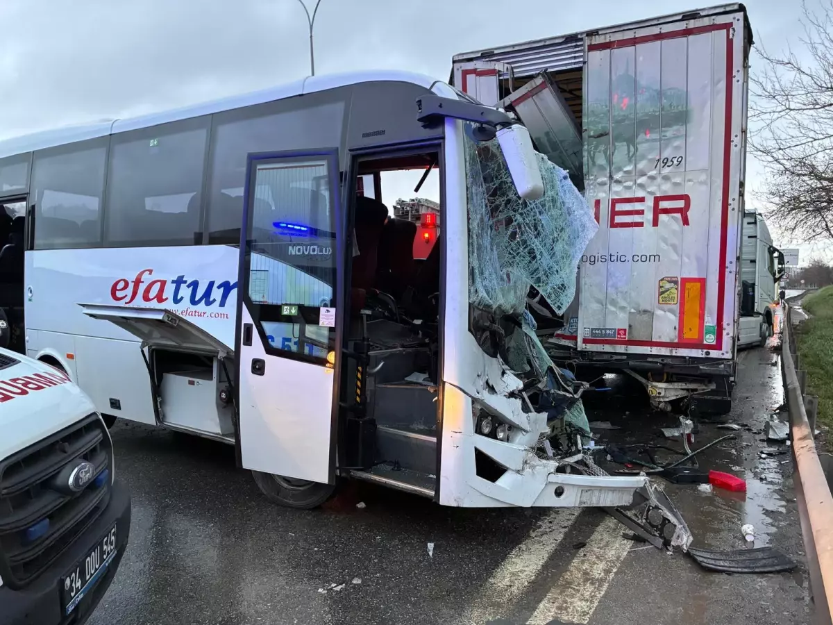 Kurtköy’de midibüs park halindeki TIR’a çarptı; 13 yaralı