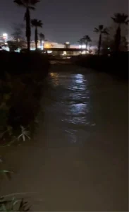 Kuşadası’nda dere taştı, alışveriş merkezi sular altında kaldı