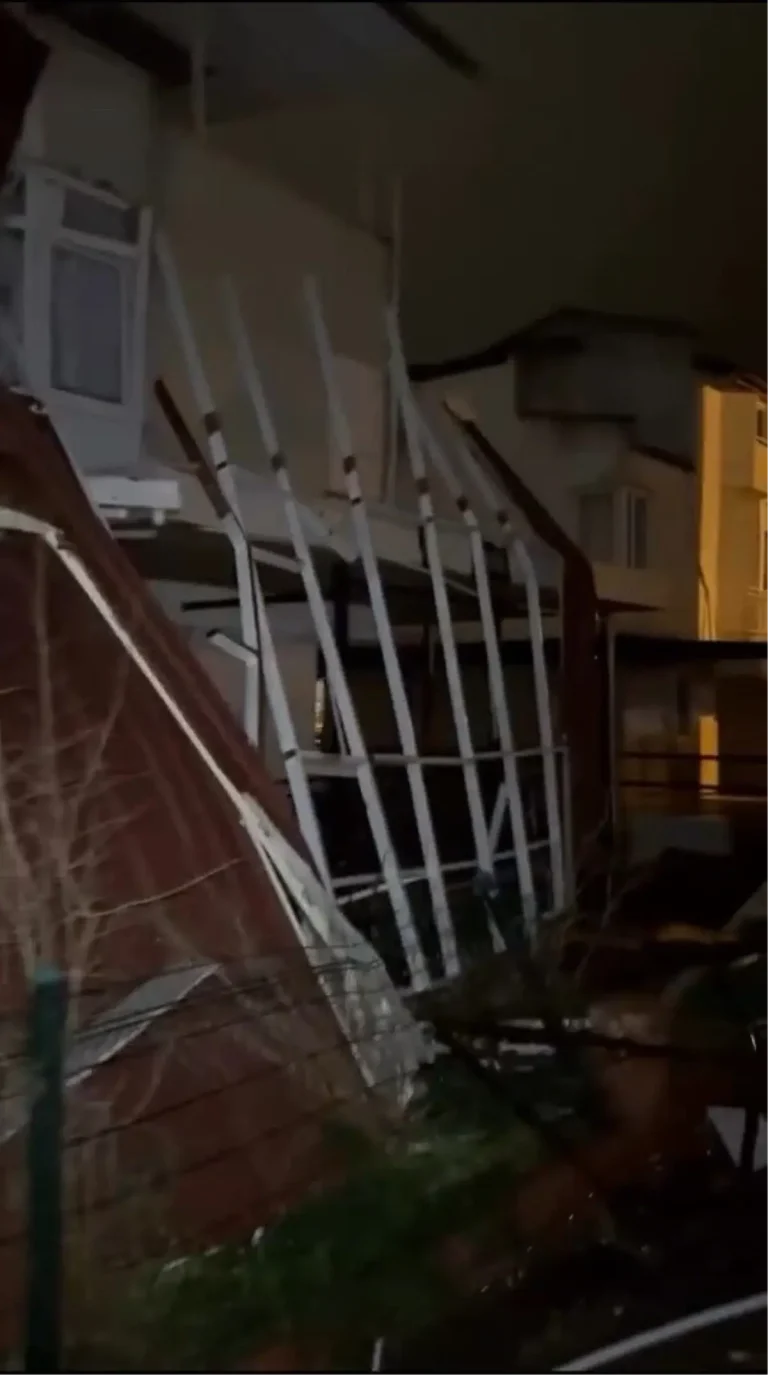 Kuşadası’nda Fırtına Zarar Verdi