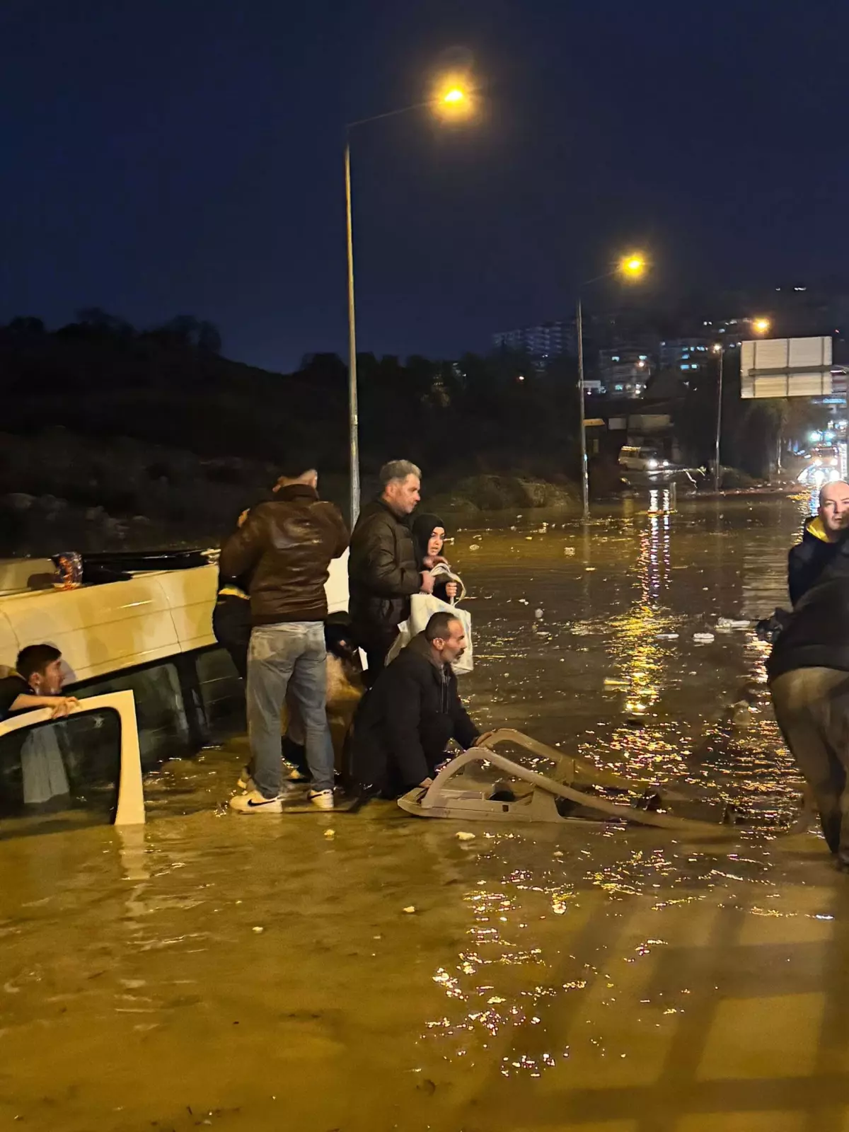 Kuşadası’nda Sağanak: Minibüste Mahsur Kalan Yolcular Kurtarıldı