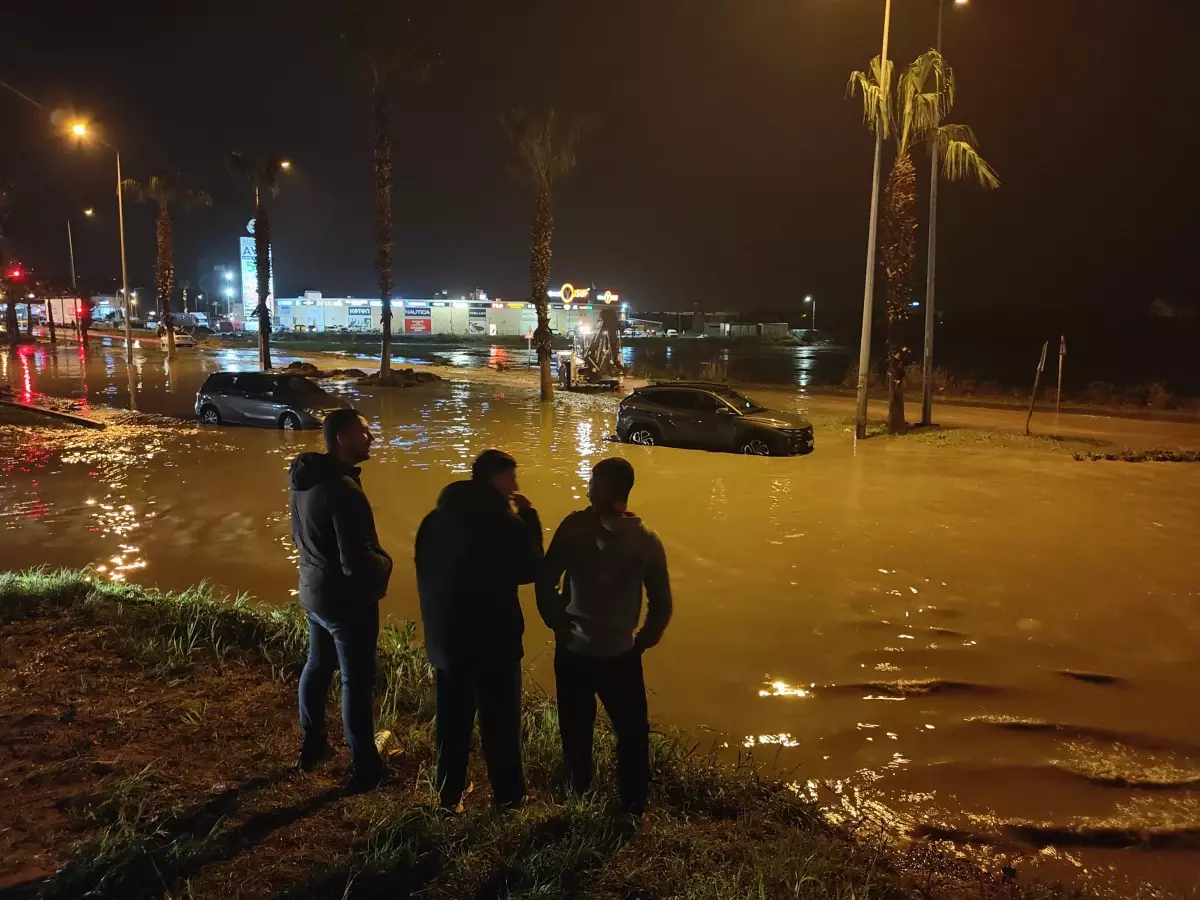 Kuşadası’nda Sağanak Yağış Hayatı Olumsuz Etkiledi