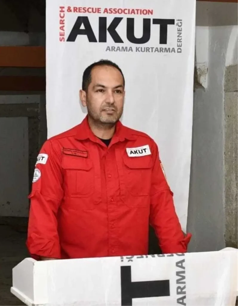 Kuşadası’nda Sel: 20 Yolcu Minibüste Mahsur Kaldı