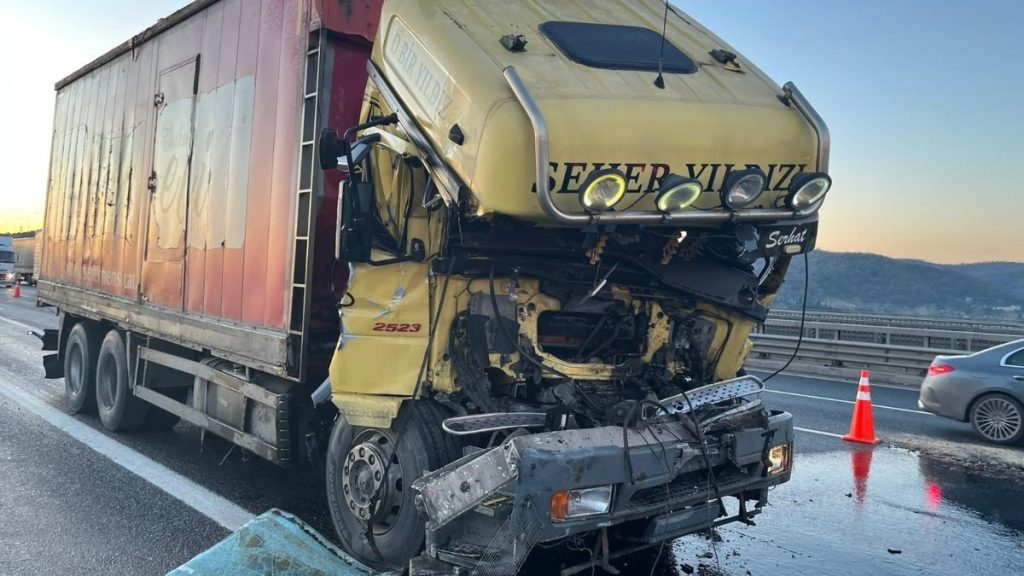 Kuzey Marmara Otoyolu’nda kamyon tıra çarptı, yol kapandı