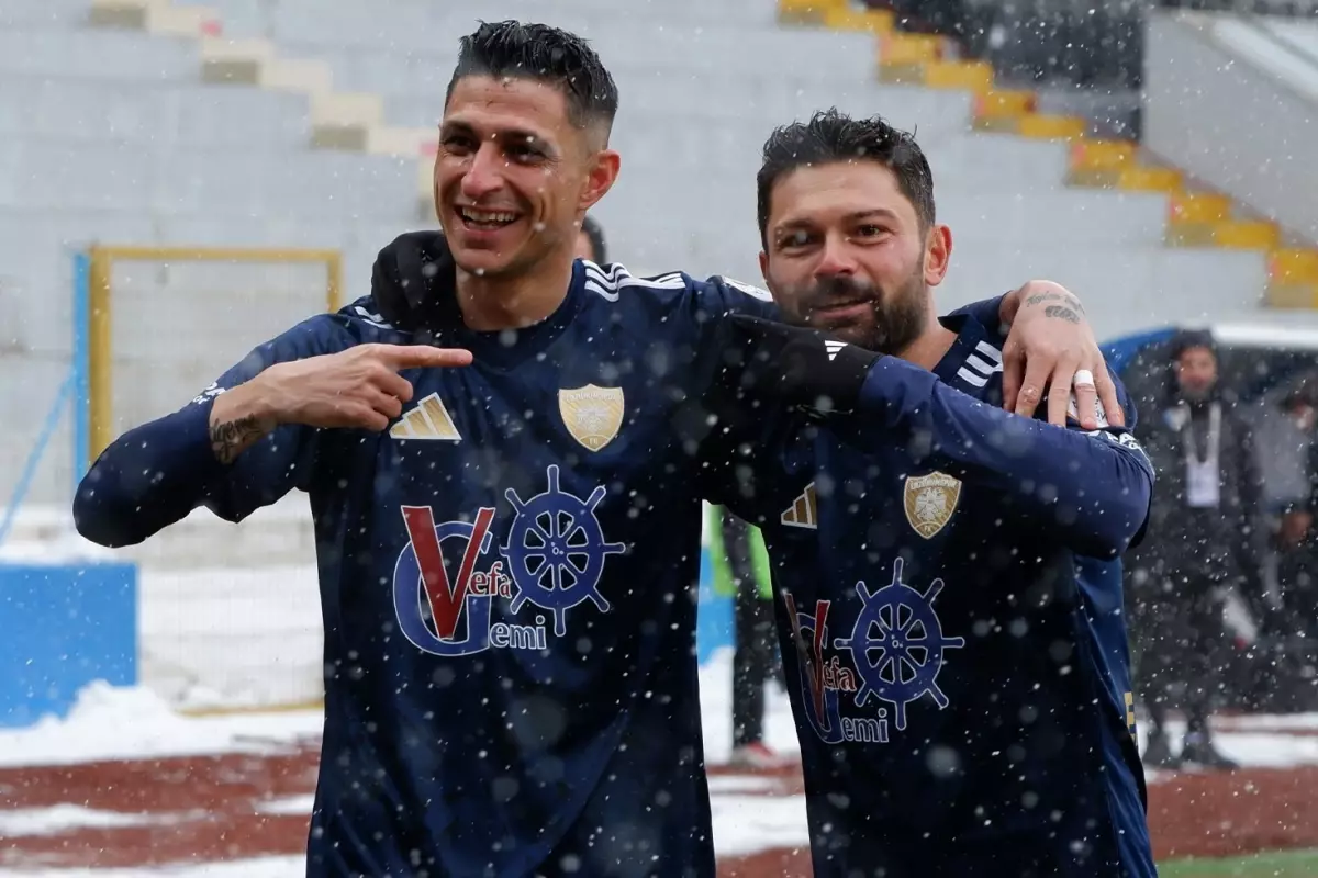 Lapa lapa yağan kar bile galibiyete engel olmadı! Erzurumspor gözünü Süper Lig’e dikti