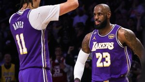 LeBron James’in “triple double” yaptığı maçta Lakers, Mavericks’i yendi