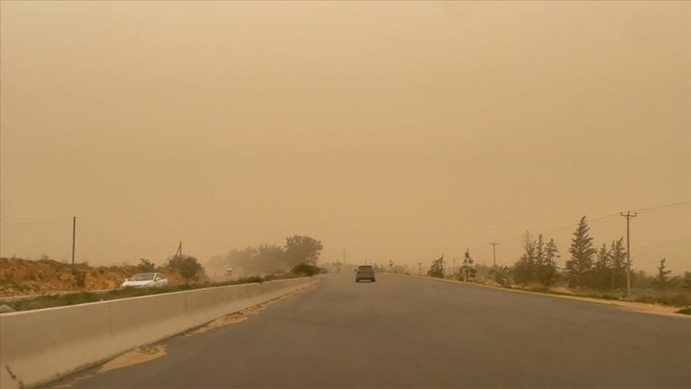 Libya’da kum fırtınası: Trablus ve birçok kentte eğitime ara verildi